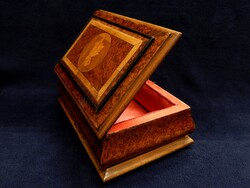 Intarziázott antik fa doboz kitűnő állapotban, kulccsal és működő zárral, rózsfagyökér furnérral