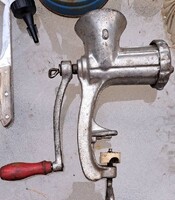 „Antik kézi húsdaráló – öntöttvas, fémházas, piros fa fogantyúval”