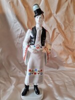 Hollóházi ferde kalapos férfi népviseletben