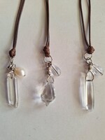 Hegyikristály nyaklánc bőrszálon.