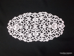 Gyönyörű brüsszeli csipke terítő. 26x13 cm