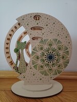 Öröknaptár Bézs fa alapon zöld, zöldarany mandala és cica macska díszítéssel kézzel festett 21cm