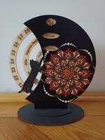Öröknaptár fekete fa alapon piros, vörösarany és vaj mandala és cica macska kézzel festett 21cm