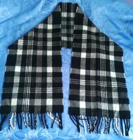 Fekete-fehér kockás sál puha anyagból