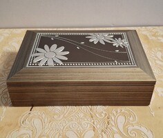 Fa tükrös ékszerdoboz ezüstözött virágos betéttel , gyűrű tartókkal