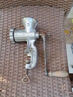 Régi, kézi húsdaráló (más néven húsdaráló gép, daráló, húsörlő).