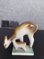 Zsolnay Art Deco porcelán őz és gidája, kézi festésű, jelzett, 9 x 8 cm