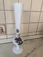 Olasz, fehér üveg váza, kézi festéssel ibolyás diszítéssel eladó!