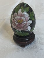 Gyönyörű gyűjtői  rekeszzománc Kinai tojás fa tartóval.