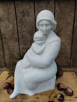 R. Kiss Lenke jelzett kerámia anya gyermekével