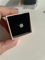 925 sterling ezüst gyűrű kerek moissanite gyémánttal.
