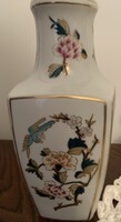 Hollóházi porcelán váza – kézzel festett, aranyozott, virág–madár motívummal