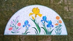 Egyedi, kézzel készült, félkör alakú mozaikos falikép, virágmintával