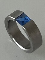 Nemesacél gyűrű metszett kék kristállyal, 17 mm belső átmérő