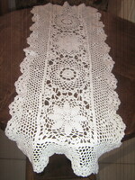 Gyönyörű horgolt antik fehér csipke terítő
