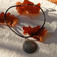 Ezüstözött spirál nagyméretű medál, új bőr 0,4 cm-es zsinóron orvosi fém kapoccsal