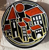 Kerámia dísztál Reguly György munkái közül.