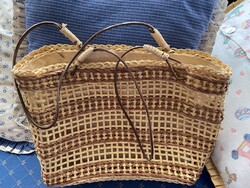 Nagyon szép,fonott,bélelt,füles táska.Cipzározható,belül zsebbel. Mérete: 38x24 cm