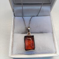 Régi Szép állapotú jelzett  ezüst nyaklánc rajta foglalt ezüst Borostyán kővelel ékített medállal