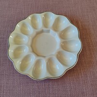 Fehér porcelán tojás tál