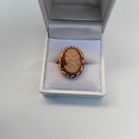 SZÉP ÁLLAPOTÚ ARANYOZOTT MINTÁS KERETBEN  KÁMEÁVAL ÉKÍTETT ÁLLÍTHATÓ MÉRETŰ GYŰRŰ KITŰZŐ