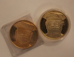 Tavaris konyec! - 2 db aranyozott érem