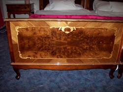 Elegáns és rendkívül kényelmes diófa ágykeret ajándék matraccal