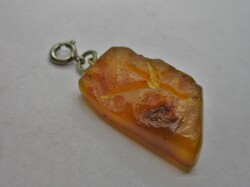 Szép natúr borostyán medál ezüst karabinerrel