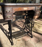 Régi varrógép asztal, íróasztal, laptop asztal lerakó antik vasöntvény lábas fiókos asztal