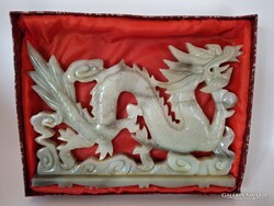 Nagyméretű jáde sárkány faragvány, dobozában, 18 x 26 cm