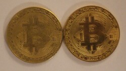 Bitcoin érem 2 db aranyozott a képen látható állapotban
