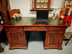 Gyönyörű bőrbetétes hatalmas méretű tömör fa Toscana íróasztal kiváló állapotban.