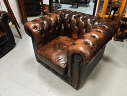 Antikolt barna színű  bőr Chesterfield fotel , patinás angol bőrfotel , klasszikus klubfotel