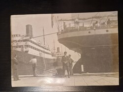 1920 körül, feltehetően Triesztben, a kikötőben készült fotó