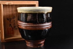 Sakuma Kenji által készített japán Mashiko-yaki yunomi teáscsésze, jelzett fadobozzal