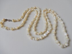 Régi hosszú gyöngyház gyöngysor ezüstözött kapoccsal - 104 cm.