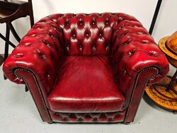Teljesen újszerű antikolt bordó bőr chesterfield fotel  ,gyönyörű , hibátlan állapotban