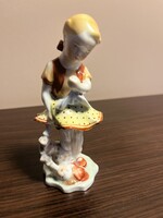 Herendi kislány babával