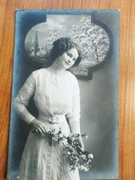 Bájos Nő, hölgy, virág, háttérben tájkép, 1912