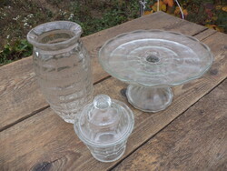Üveg szett azonos mintával váza, cukortartó tortatál.