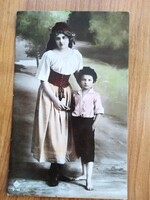 Hölgy és mezítlábas kisfiú, 1905