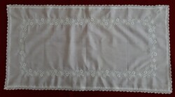 Fehér hímzéses terítő, asztalközép