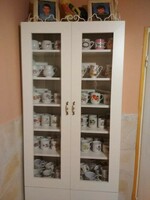 Modern vitrines szekrény üres állapotban porcelán réz fogóval