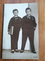 Fiúk, testvérpár matrózruhában, feliratozva: Angelo