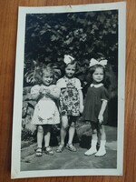 Kislányok, kb.4-5 évesek, masnisok