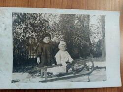 Szánkózó gyerekek, 1918-ból