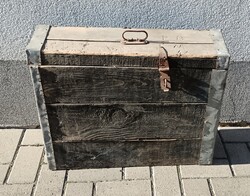 Régi katonai fa láda, California írással a belsejében