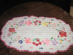 Aranyos kalocsai hímzett ovális terítő