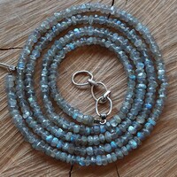 Gyönyörű fazettált hosszú labradorit nyaklánc kék, arany és zöld színjátékkal