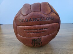 FC Barcelona vintage bőrlabda – Camp Nou megnyitó, 1957 (múzeumi reprodukció)